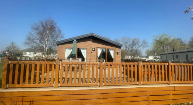 Коттедж Luxury Lakeside Lodge L1 with hot tub situated at Tattershall Lakes Country Park