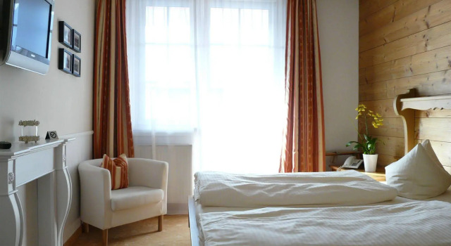 Hotel Roter Hahn Garni, Reservar Hotel Hotéis em Garmisch-Partenkirchen com estacionamento, perto de Wankbahn, Estacionamento