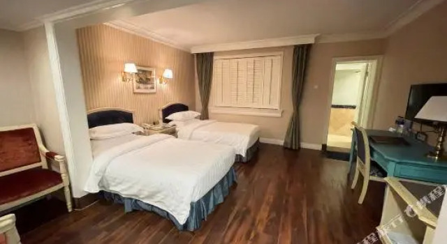 Люкс Holiday Garden Hotel