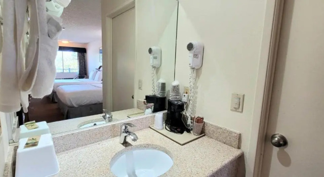 Четырёхместный номер Standard DOWNTOWN SLO INN - SAN LUIS OBISPO