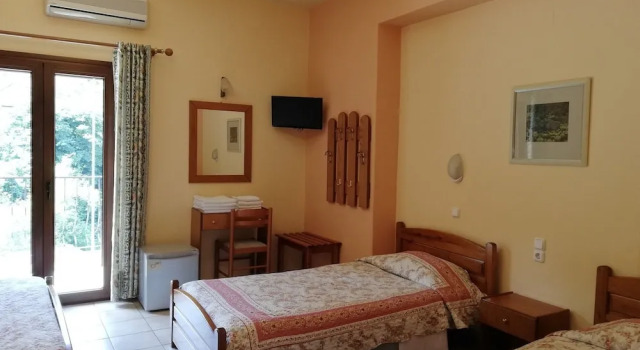 Трёхместный номер Standard с балконом Spanias Hotel