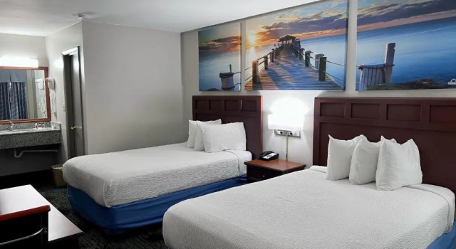 Четырёхместный номер Standard Days Inn by Wyndham Greenville
