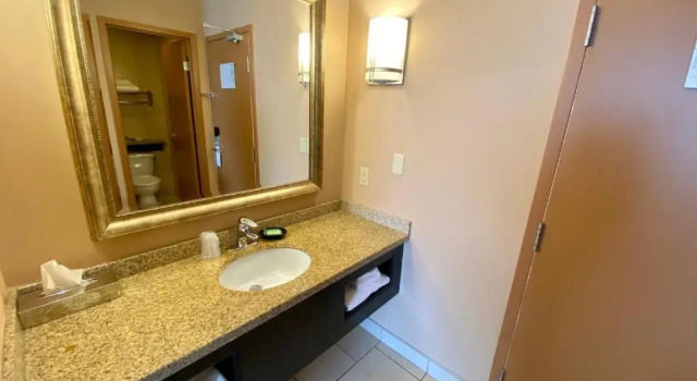 Четырёхместный номер Standard Inn on Prince Hotel & Conference Centre, an Ascend Collection Hotel