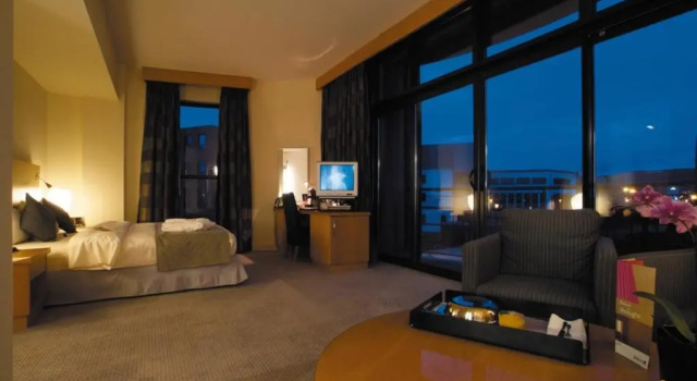 Полулюкс с балконом voco Belfast by IHG