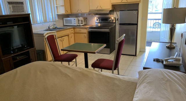 Четырёхместный номер Superior Sunparlor Motel