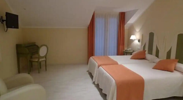 Четырёхместный номер Standard с балконом Hotel Valle de Cabezón
