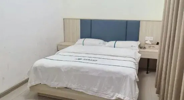 Люкс Deluxe Kunming Crescent Movie Hotel (Datou Skyscraper Shopping Center)