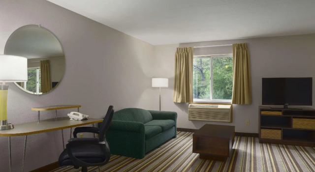 Doppel Suite Super 8 by Wyndham Manistee