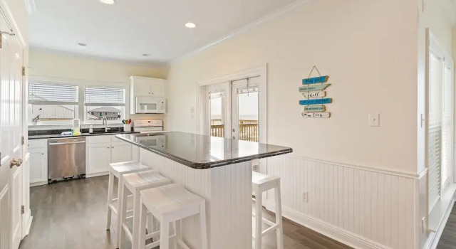 Коттедж Shamrock Shores - Gulf Front West End Pet Friendly Property With Room For Everyone. 3 Master Suites! 6 Bedroom Home by RedAwning
