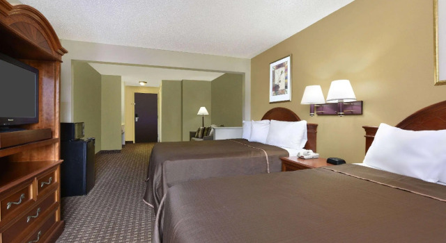 Люкс Howard Johnson by Wyndham Allentown/Dorney Hotel & Suites