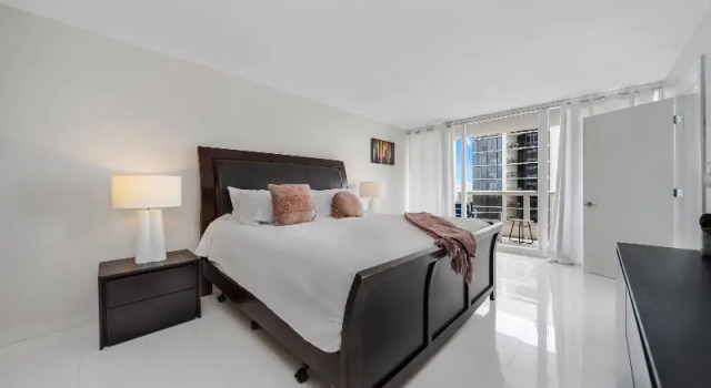 Апартаменты с 2 комнатами с балконом StayCozy Apartments at The Grand