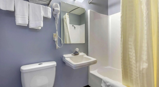 Шестиместный номер Standard Rodeway Inn