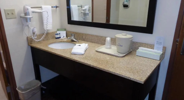Номер Standard AmericInn by Wyndham Johnston Des Moines