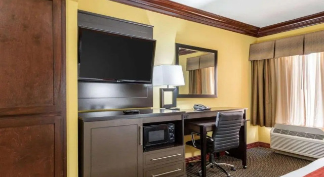 Четырёхместный номер Standard Comfort Suites Lake Jackson Clute