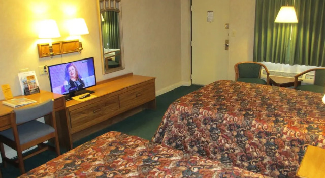 Четырёхместный номер Standard Budget Host Westgate Inn