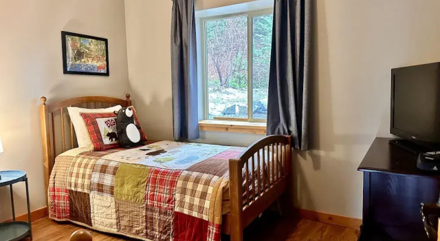 Коттедж Bearfoot Chalet 3 Bedroom Home by NW Comfy Cabins
