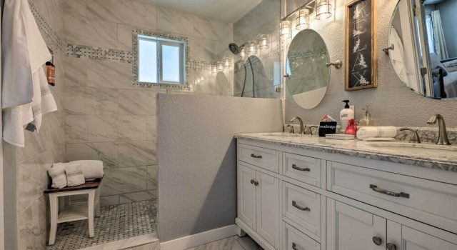 Коттедж Cozy Retreat w/ Hot Tub & Fire Pit: Close to Main!