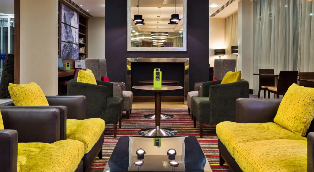 Кровать в общем номере Hampton by Hilton Luton Airport