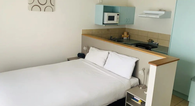 Студия с балконом Adina Place Motel Apartments