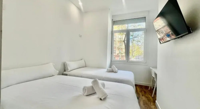 Hostal Bernabeu, Забронировать Хостел Хостелы Мадрида, рядом с Глориета-де-Куатро-Каминос, Хостел