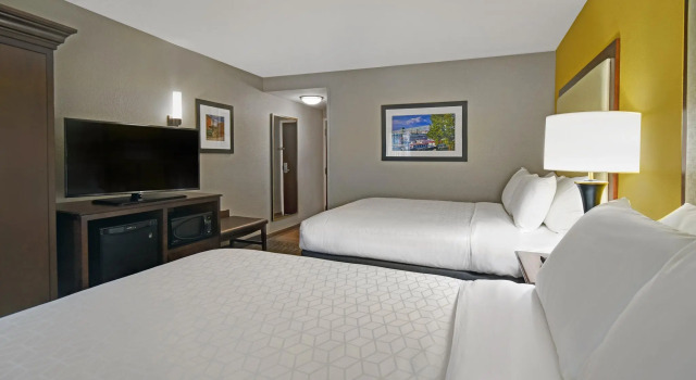 Четырёхместный номер Standard Holiday Inn Express & Suites Cincinnati Riverfront by IHG