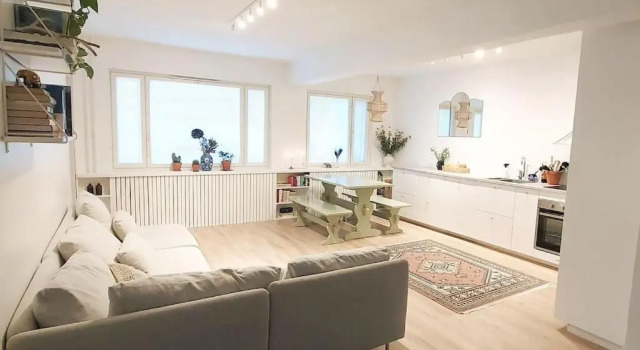 Апартаменты A riverside Apartment surrounded by parks