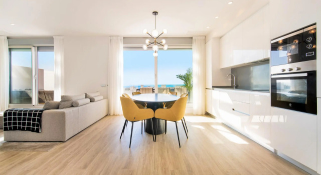 LM352B- Spacious family penthouse with sea view