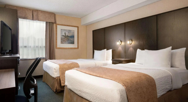 Четырёхместный номер Standard Days Inn & Conference Centre by Wyndham Renfrew