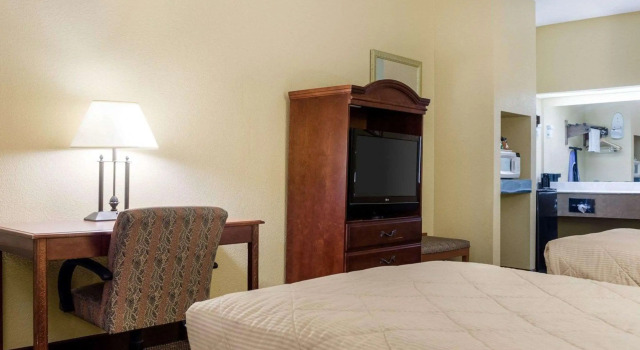 Четырёхместный номер Standard Econo Lodge Greenville