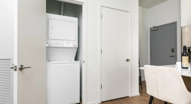 Illume Sleek Central Hideaway Poolside Patio 1 Bedroom Condo, Забронировать Апартаменты/квартира Апартаменты Нэшвилл, рядом с Пивоваренная компания Yazoo, Апартаменты/квартира