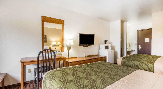 Четырёхместный номер Standard Rodeway Inn & Suites Madison East