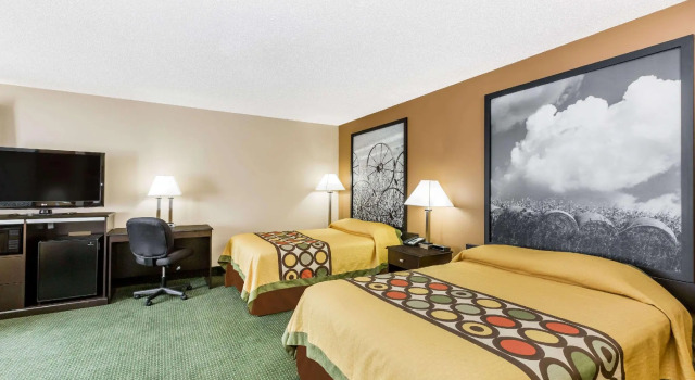 Sechser Suite Super 8 by Wyndham Jefferson
