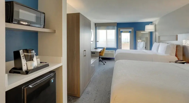 Четырёхместный номер Standard с балконом и с видом на бассейн Holiday Inn Express Hotel & Suites Branson 76 Central by IHG