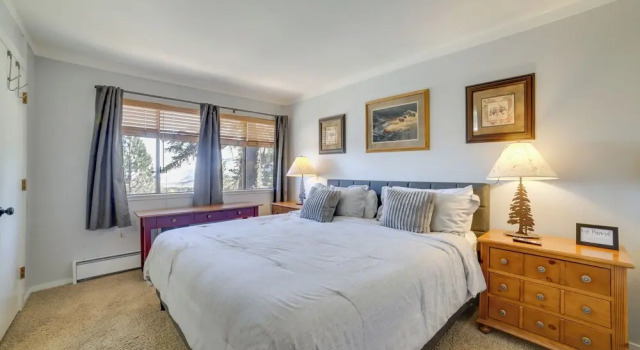 Walk to Ski Lift: Mtn-view Condo in Mammoth Lakes, Забронировать Апартаменты/квартира Отели Маммот-Лейкс с парковкой, рядом с Подъемник 25, Парковка