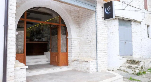 Hannas Hostel, Prenota Ostello Hotel economici a Berat County