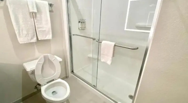 Двухместный номер Standard с балконом Holiday Inn Express & Suites Elyria by IHG