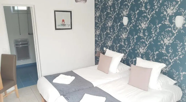 Двухместный номер Comfort Logis Hôtel La Rosière----Situé entre BAYEUX et ARROMANCHES