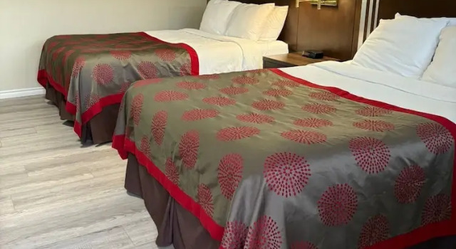 Четырёхместный номер Deluxe Grand Forks Inn