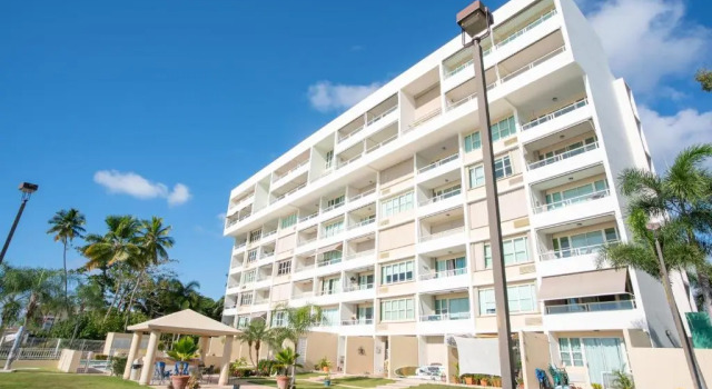 Beachfront Penthouse with Ocean and Sunset Views at Pelican Reef #703, Rezervovat Hotel Hotely v Aguadilla s parkováním, Parkování