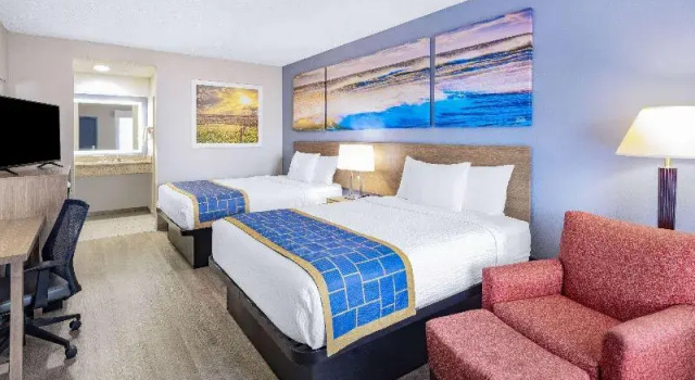 Четырёхместный номер Standard Days Inn & Suites by Wyndham Savannah Midtown
