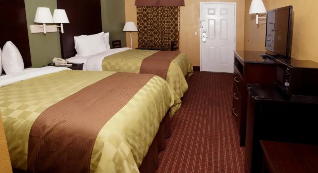 Четырёхместный номер Standard Executive Inn Opp