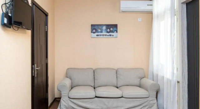 Cozy 2BR apt w Balcony on Aghmashenebeli ave, Забронировать Отель Тбилиси Регион Тбилиси, рядом с Tеатр имени Марджанишвили