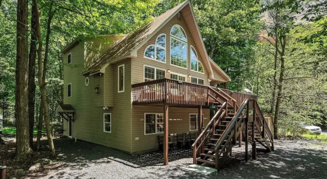Коттедж Lake + Pool Access, Game Room, Firepit, Deck Tawny and Peaceful by Avantstay