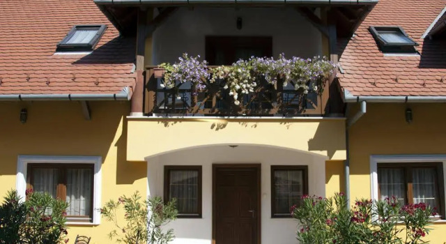 Friskó Panzió, Book Hotel Hoteller i Western Transdanubia med parkering, Parkering
