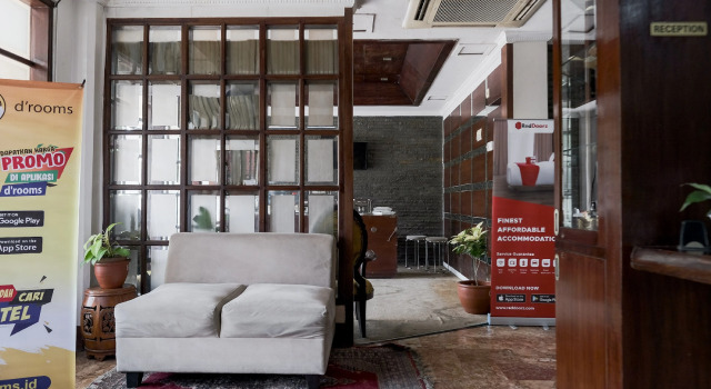 RedDoorz near WaterBoom Lippo Cikarang, Rezervați Hotel Cibatu West Java