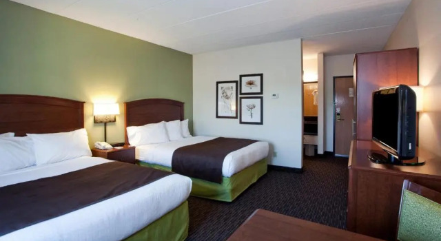 Четырёхместный номер Standard AmericInn by Wyndham Chanhassen