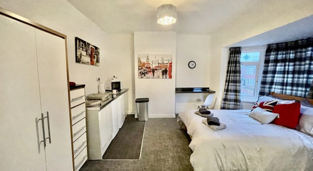 3 Bed House - Sleeps 5 - Wifi, Parking