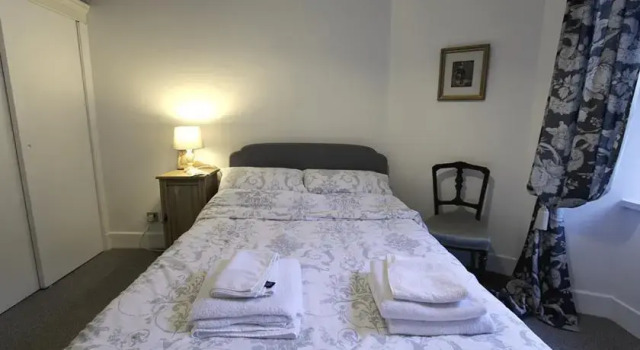 Library Apartment Edinburgh, Забронировать Апартаменты/квартира Отели Эдинбурга с парковкой, рядом с Scottish Widows Bank Plc, Парковка