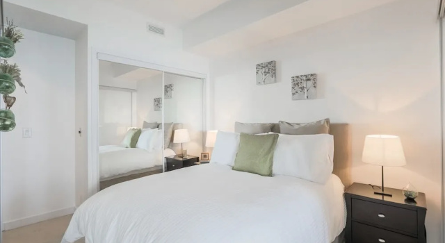 Noel Suites - York and Bremner, Забронировать Отель Торонто Greater Toronto Area, рядом с Театр Принцесса Уэльса