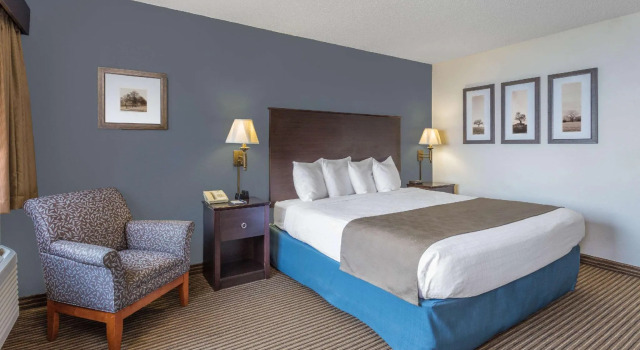 Двухместный номер Standard AmericInn by Wyndham Menominee